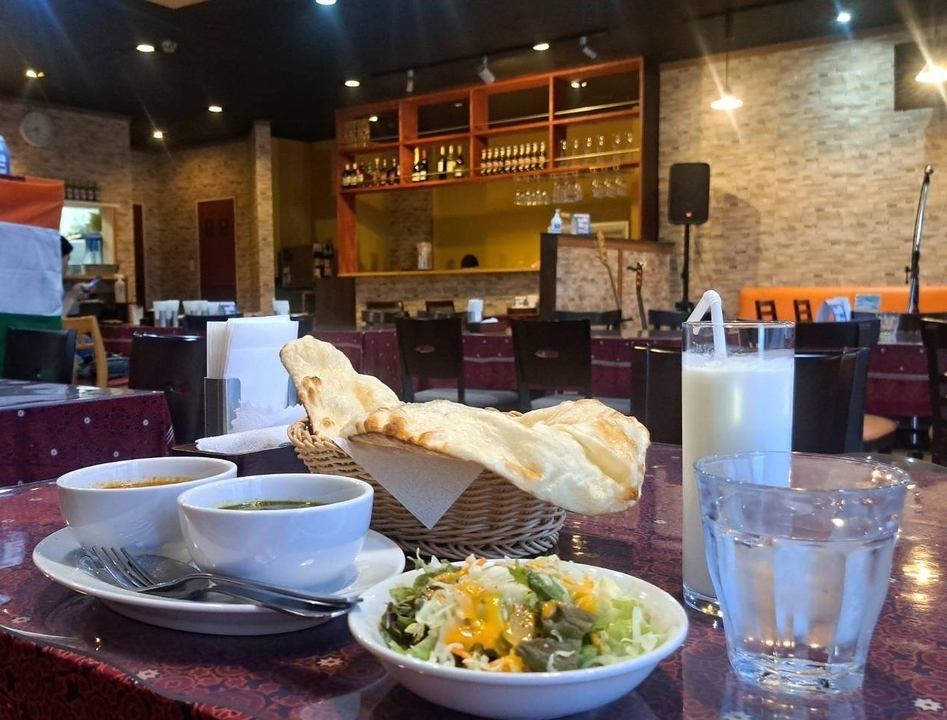 ランチはサラダ＋ドリンクのセットでお楽しみいただけます。
