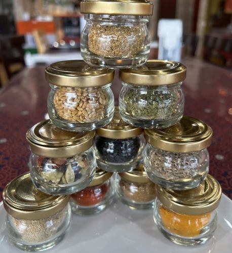 香りで食欲をそそる秘伝のスパイスを調合した絶品カレー