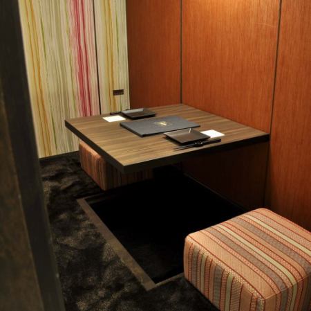 접대나 데이트 등에 최적인 2인용 완전 개인실.일본 정서가있는 세련된 개인 공간에서 특별한 시간을 천천히 보내십시오.