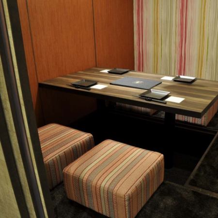 접대나 회식에 최적인 소규모 인원을 위한 완전 개인실.고객의 요구에 맞는 개인실로 안내하므로 장면을 불문하고 꼭 이용하십시오.