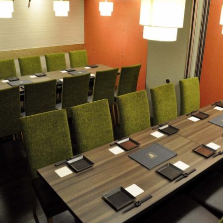 20명 대응의 완전 개인실.동창회나 2차회, 생일 등 각종 연회・음식회에는 꼭 악장에! 여러분으로 계절의 맛을 꼭 즐겨 주세요.