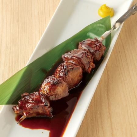 栗豚使用　豚タンの大串焼き（たれor塩）