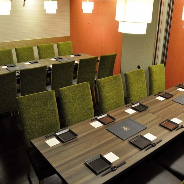 【個室完備】 ご宴会は『楽蔵　富山駅前店』にお任せください！大人数様向けの大型個室では、ゆったりとした楽しいひと時をお過ごしいただけます。中小規模のお食事にピッタリの個室もご用意しているので、ご家族でのご利用や仲間内の飲み会にも。