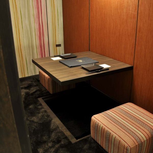 【デート・女子会にも】店内は和モダンでくつろげる空間。落ち着いた雰囲気の個室でゆったりとお過ごし頂けます。デートや記念日、接待などプライベートな飲み会にご利用ください。疲れた足を伸ばしながらお食事をお愉しみいただけます。