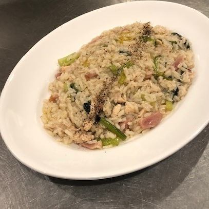 Risotto with green vegetables, bacon, and steamed chicken