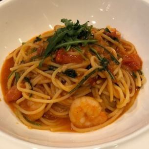 Spicy pasta with shrimp, arugula, and fresh tomatoes