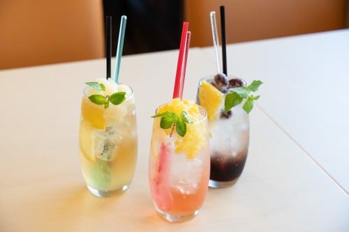 [Non-alcoholic cocktail with 3 types of fruit pulp]
