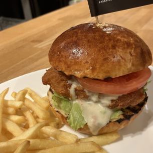 チキンフィレバーガー（フライドポテト付）