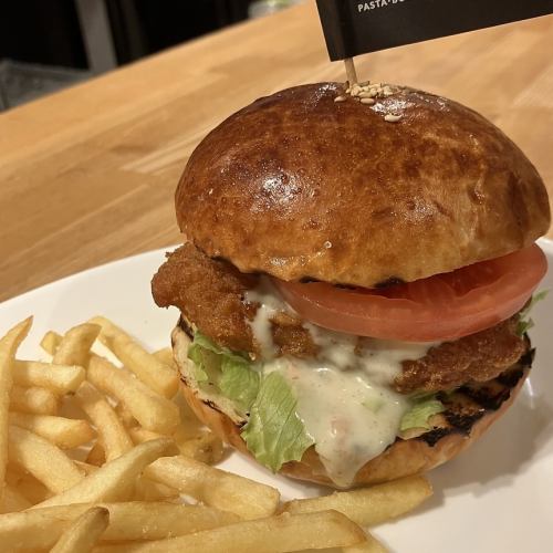 チキンフィレバーガー（フライドポテト付）