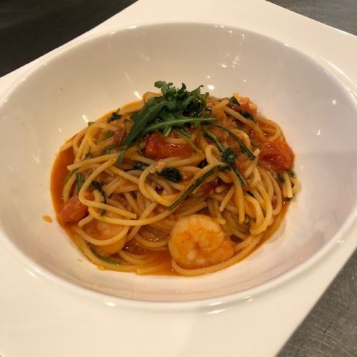 小海老とルッコラのピリ辛トマトパスタ