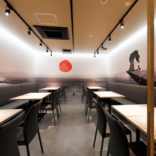 <p>The private room-style seating in the back can accommodate up to 24 people. Please use it for various banquets such as welcome parties, farewell parties, and launches after self-restraint.You can eat without worrying about your surroundings.</p>