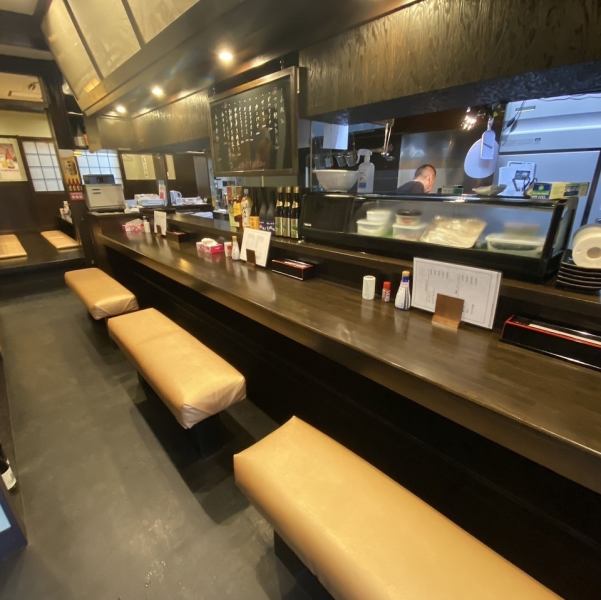 【お一人様も大歓迎◎】当店では、最大6名まで座れるカウンター席をご用意しております。お一人様でもお気軽にお楽しみいただけるような空間をご提供しているため、お一人様でも大歓迎です。昼飲みやお仕事終わりのサクッと飲みにもぴったりであるため、ぜひ様々なご利用シーンでお楽しみください。