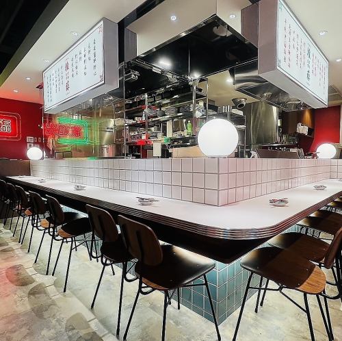 計14席のカウンター席をご用意♪お一人様～ご利用可能なカウンター席では、シンシン自慢のエビ料理・本格中華料理の調理風景も観れるかも…？