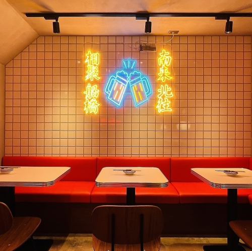 4名席×1テーブル、2名席×2テーブルの計8名可能♪ネオン背景のお席では、デート・女子会・各種宴会に最適のお席です◎