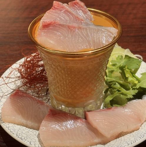 ピリ辛溢れ胡麻カンパチ