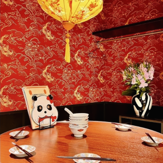 最大6名様まで可能◎電子タバコOK★シンシンの個室では、プライぺート空間でのお食事はもちろんのことネオンに包まれた店内を観ながらお食事を楽しめます！