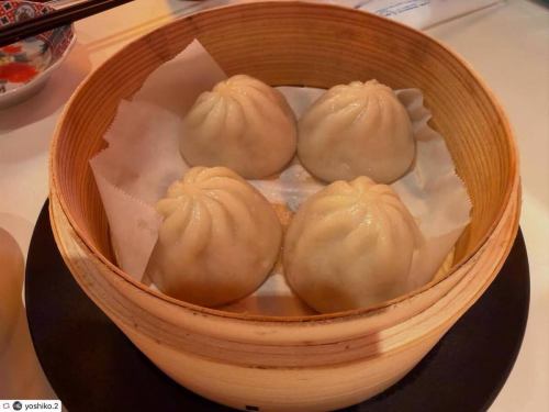 repost 
@yoshiko.2 様

ご来店頂き、素敵なお写真をご投稿頂きましてありがとうございます🌈
バースデーコースお楽しみいただけましたでしょうか🎂🎈

是非、またシンシンでお食事をお楽しみください🇨🇳
・
・
・
#エビ中華シンシン 

エビ料理満喫した！

酔っ払い天使の海老
クリームチーズの紹興酒漬け
ハチノスの甘辛炒め
海老水餃子
よだれ鶏
小籠包
海老チーズ春巻き
カクテルシュリンプ
シンシンの海老マヨ
青椒肉絲
麻婆豆腐
海老チャーハン
胡麻団子

12品＋バースデープレート
全部めっちゃおいしかったー！

大満足！

#船橋グルメ #千葉グルメ 
#船橋中華 #シンシン