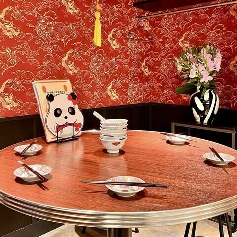 【少人数から団体様まで】カラフルなネオンで彩られた店内。デートや、女子会、合コンや会社宴会、10-20名の団体様でもご利用できるテーブル席や、お一人様、少人数やプライベートでも楽しめるカウンター席もご用意♪限定１席・半個室（最大6名)もございます◎電子タバコOK！