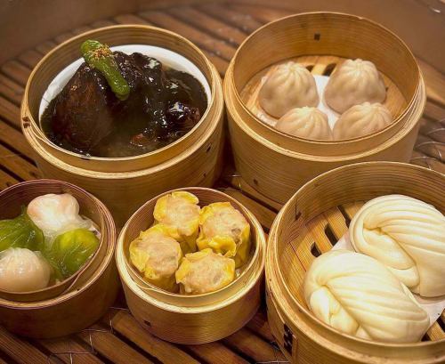 Funabashi Shrimp Chinese Shinshin, today is a perfect day for a bamboo steamer.

Xiaolongbao, shrimp shumai,
Two types of steamed shrimp dumplings, Hanamaki, and black braised pork.

The delicious flavor spreads beyond the steam.
With each bite, your drink will naturally flow more.

We recommend lining them up on the table and sharing them with everyone.

We look forward to seeing you today.

#Funabashi Gourmet
#FunabashiChinese
#Dim sum
#xiaolongbao
#Shrimp Chinese Shinshin