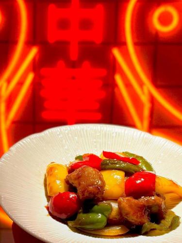 Today's recommendation at Funabashi Shrimp Chinese Shinshin is sweet and sour pork.

The richness and acidity of black vinegar,
The chunky ingredients make it satisfying to eat.

It's a simple but delicious dish.

There are six types of stir-fry available.
Please choose according to your mood that day.

We look forward to seeing you today.

#Shrimp Chinese Shinshin
#Funabashi Gourmet
#FunabashiChinese
#BlackSweetPork
#Local Chinese food