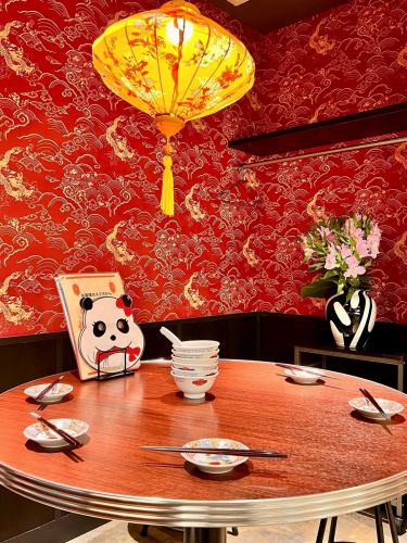 【船橋で宴会や飲み放題なら、エビ中華 シンシンでカジュアルに】

GWは♪
海老好き必見！ぷりぷり海老尽くしの本格中華で乾杯☆

ネオン輝くおしゃれな店内で、日常を忘れてリラックス！
友人との飲み会や、ちょっとしたお祝いにも◎
素敵な思い出を作りましょう♪

◆アクセス抜群◎ JR船橋駅南口から徒歩３分/京成船橋駅東口から徒歩１分

◆ ネオンが灯るおしゃれな雰囲気が楽しめる店内全58席！半個室完備◎
大人数のご宴会や貸切のご相談もお気軽にどうぞ！

◆さらに、お得な宴会クーポンをグルメサイトより配布中！

GWにおすすめ宴会コース
2時間飲み放題付き3コースをご紹介します。

歓送迎会やお誕生日に！デザートプレート付
・【アニバーサリーコース】〈全7品〉4400円※要予約
・当日OK！【得々コース】名物尽くし〈全7品〉3850円
・当日OK！【心々コース】本格海老中華を堪能〈全9品〉 4400円

お席は早い者勝ちです！

船橋で宴会をお探しの方はお気軽にご相談ください。

#エビ中華シンシン #船橋グルメ #船橋中華  #船橋ディナー #歓送迎会