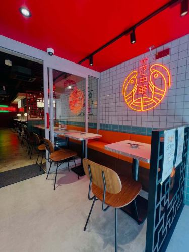 [在船桥想体验宴会和畅饮服务，可以试试休闲的中式餐厅新心虾餐厅]

黄金周♪
虾爱好者必尝！为这道以饱满多汁的虾为特色的正宗中国菜干杯！

欢迎光临我们时尚的霓虹灯商店，放松身心，忘却烦恼！
非常适合与朋友小酌或小型庆祝活动！
让我们一起创造美好的回忆吧！

◆交通便利◎ 从JR船桥站南口步行3分钟 / 从京成船桥站东口步行1分钟

◆ 本店共有58个座位，霓虹灯营造出时尚氛围，欢迎光临！另提供半私密包间。
如果您有大型团体宴会或私人活动方面的需求，请随时与我们联系！

◆此外，我们还通过我们的美食网站发放超棒的宴会优惠券！

黄金周推荐宴会菜品
以下三个课程均包含 2 小时无限畅饮。

非常适合欢送会、欢迎会或生日派对！包含一个甜点盘。
•【周年纪念套餐】（共7道菜）4400日元 *需预约
・当日供应！【超值套餐】特色菜盛宴（共7道菜）3850日元
・当天接受预约！【心心套餐】享用正宗中式虾料理（共9道菜）4400日元

座位先到先得！

如果您正在船桥寻找宴会场地，请随时与我们联系。

#鲜虾中式料理 #船桥美食 #船桥中餐 #船桥晚餐 #欢迎/告别派对