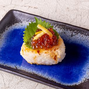 雲丹醤焼きおにぎり - いくらのせ -