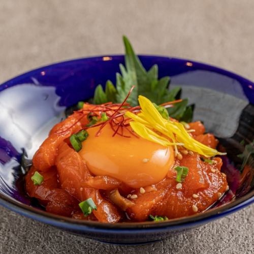 サーモンユッケ