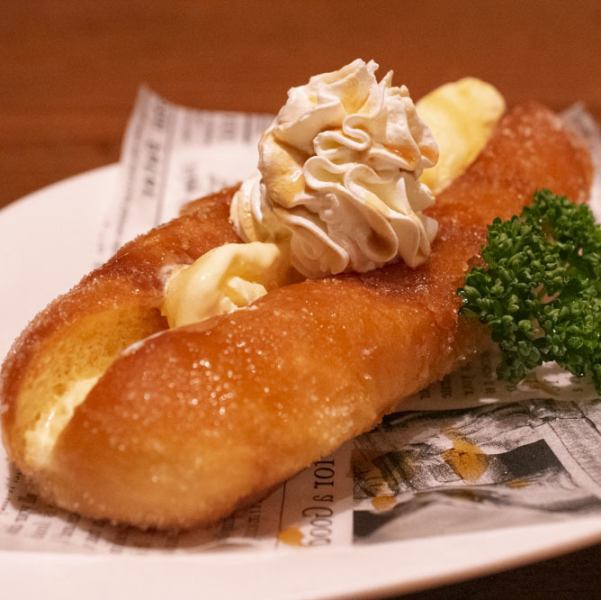 文化食堂人気No.1  揚げパンバニラ。さっくり揚げた揚げパンにバニラアイスと生クリームをトッピング！