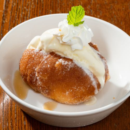 文化食堂人気No.1  揚げパンバニラ。さっくり揚げた揚げパンにバニラアイスと生クリームをトッピング！