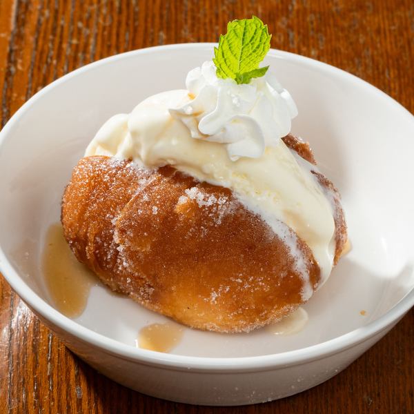 文化食堂人気No.1  揚げパンバニラ。さっくり揚げた揚げパンにバニラアイスと生クリームをトッピング！
