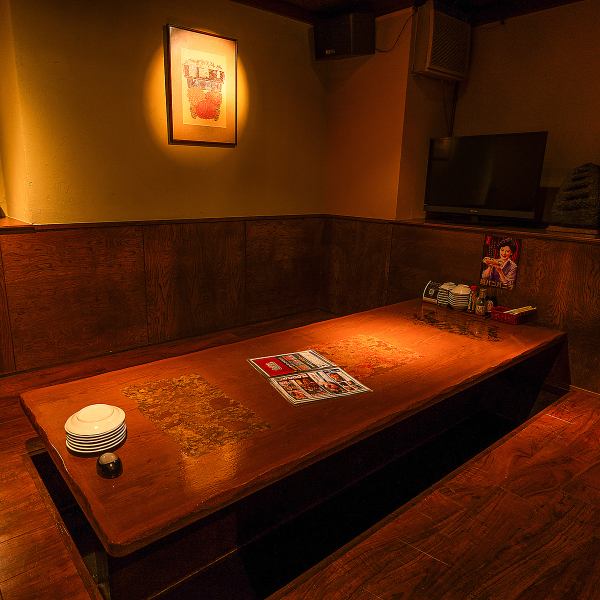 仲間との楽しいひとときを、カラオケ付き個室で心ゆくまで。歌って語って、気兼ねなく過ごせるプライベート空間は、宴会や二次会にもぴったりです。防音設備がしっかりしているので、存分に盛り上がれます。人気のお席のため、ご予約が確実です！足が楽な掘りごたつのゆったりできる個室空間です。