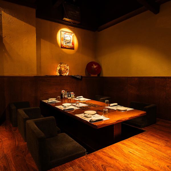 仲間との楽しいひとときを、カラオケ付き個室で心ゆくまで。歌って語って、気兼ねなく過ごせるプライベート空間は、宴会や二次会にもぴったりです。防音設備がしっかりしているので、存分に盛り上がれます。人気のお席のため、ご予約が確実です!足が楽な掘りごたつのゆったりできる個室空間です。