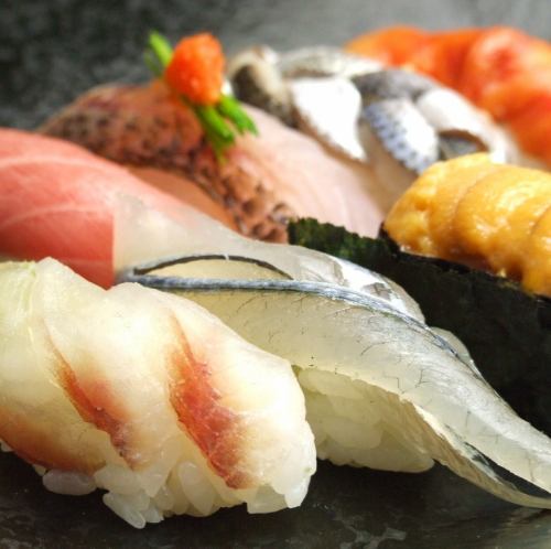自慢の特選鮨14貫3080円