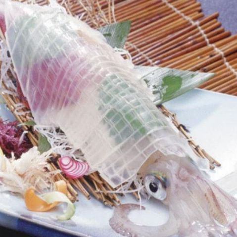 珍しい活きたイカ姿造り