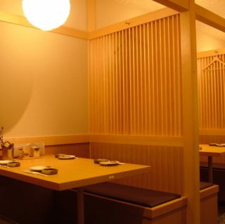 カウンター前にある4名様用のテーブル席！