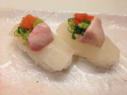 かわはぎ　握り鮨　（肝付き）