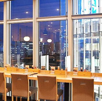 窓側のお席は、昼は明るく、夜は夜景が楽しめるテーブル席☆カウンター席もあるのでデートにもおすすめ。ムーディーな雰囲気でお食事はもちろん、お酒を飲みながら気軽に鶏料理を美味しく頂けます♪
