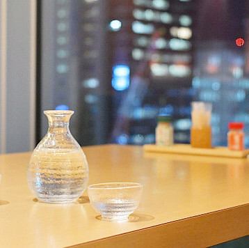 <p>開放感たっぷりの店内は居心地◎木の温もりを感じられるインテリアは、リラックスした空間を演出します♪ご友人やご家族と一緒に、名古屋コーチンを使った親子丼や手羽先を楽しんでください!</p>