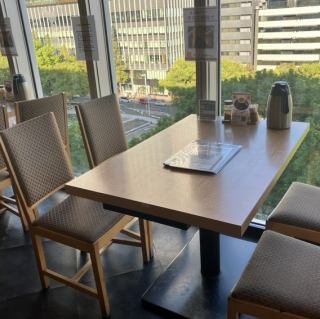 テーブル席は、温かみのある木の素材で作られ、居心地の良さを追求しています★ゆったりとした席でリラックスしながらお食事が楽しめます◎