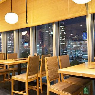 窓際の席では、自然光が差し込み、明るい雰囲気の中でお食事を楽しめます♪お酒を片手に、カウンターでの会話を楽しむのも良いでしょう!