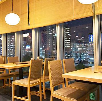 窓際の席では、自然光が差し込み、明るい雰囲気の中でお食事を楽しめます♪お酒を片手に、カウンターでの会話を楽しむのも良いでしょう!