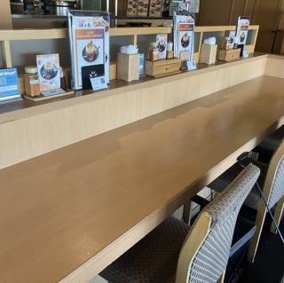 シェフが目の前で料理を仕上げる姿を楽しむことができます!料理の香りや音を感じながら、まるで特別な体験をしているかのような気分に浸れます♪また、カウンターはお一人様でも気軽に利用でき、リラックスした雰囲気を味わえます。