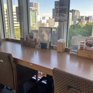 全席に柔らかな照明が施され、落ち着いた雰囲気が漂います☆落ち着いたインテリアとともに、眺めの良い席で、リラックスしながら美味しい料理を楽しむことができます♪