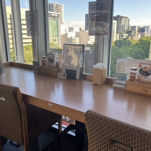 全席に柔らかな照明が施され、落ち着いた雰囲気が漂います☆落ち着いたインテリアとともに、眺めの良い席で、リラックスしながら美味しい料理を楽しむことができます♪