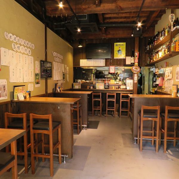 一楼同时设有柜台和桌子。从宫古岛站步行3分钟，非常适合单独喝佐久！◎