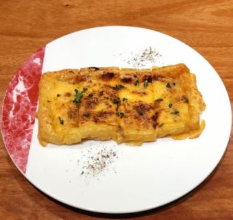 うす揚げ酒盗チーズ焼きLight fried cheese and Salt-pickled Bonito Guts