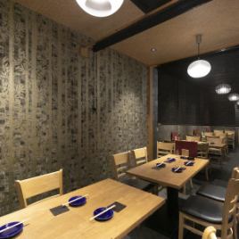 This semi-private room can comfortably accommodate 10 or more people for company banquets such as welcome and farewell parties, and gatherings for family and friends.The rooms are separated by bamboo blinds, so you can enjoy your meals and drinks in your own private space.