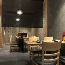 This semi-private room is recommended for drinking parties.The rooms are separated by blinds, so you can enjoy your private time without worrying about your surroundings.Enjoy a lively meal with your close friends and family.