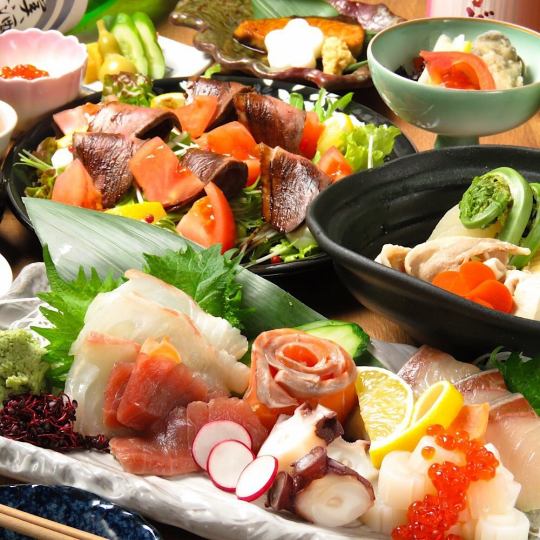【附150分钟无限畅饮】生鱼片3种、鲷鱼荒烧、国产草莓牛排等7种。含税5,000日元♪非常适合宴会！